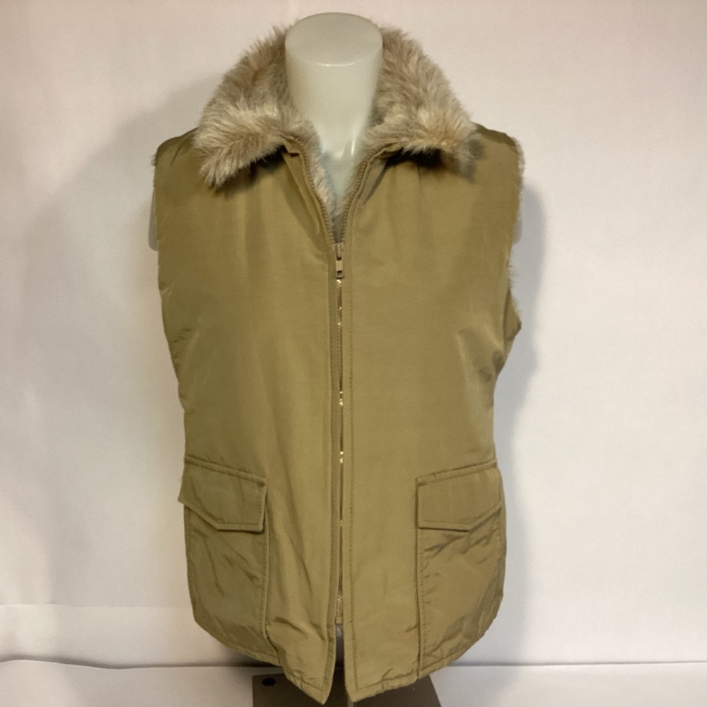Woolrich Vintage Women’s Tan vest with faux fur lining size large